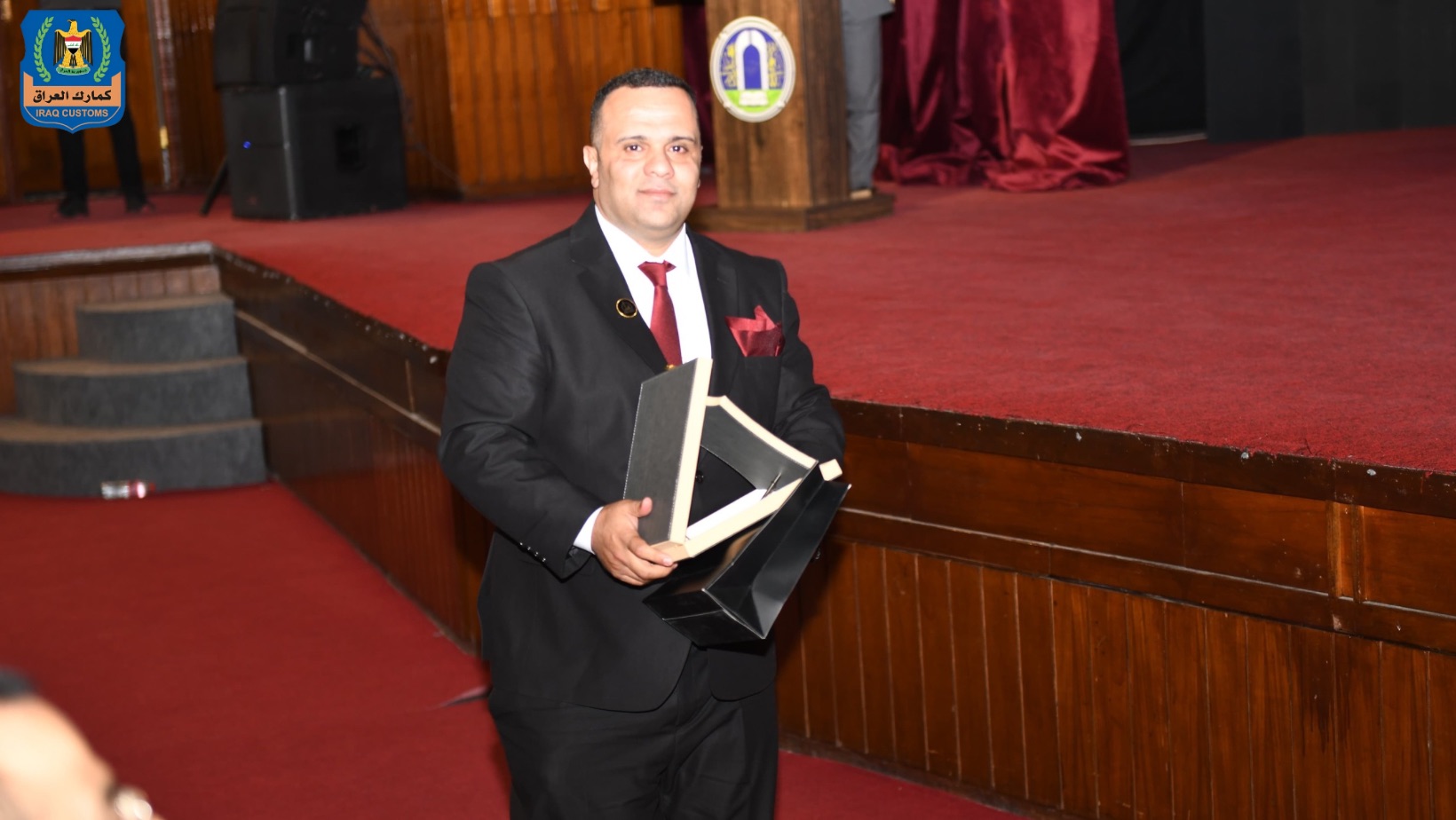 الكمارك ،،، يوم الوظيفة الوطني: السيد عباس فاضل جاسم يحصل على المركز الأول في وزارة المالية ضمن فئة المتفانون. 